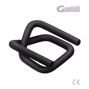 Krupni plan crne fosfatizirane kopče za trake za vezanje koji prikazuje hrapavu teksturu protiv proklizavanja