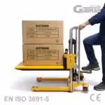 Laki visokopodizni viličar Gutman u upotrebi za utovar i dostavu robe