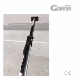 Okomito postavljeni podupirač tereta uprt u strop kamiona