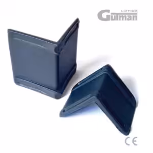 Crni plastični kutni štitnik PK za zaštitu tereta i traka za vezanje tijekom transporta.