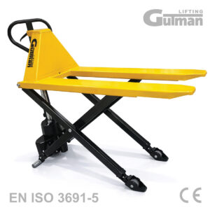 Visokopodizni škarasti paletar u povišenom položaju za lakši utovar i istovar.