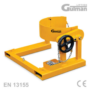 Gutman nagibna hvataljka za bačve u žutoj boji s mehanizmom za rotaciju i lancem.