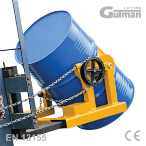 Nagibni adapter Gutman montiran na viličar tijekom kontroliranog pražnjenja plave metalne bačve.