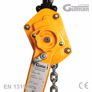 Detaillierte Ansicht des Mechanismus und Typenschilds der halbautomatischen Hebelwinde Gutman 3.000 kg