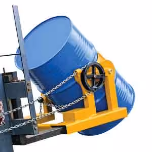 Čelični adapter za viličar namijenjen za podizanje i transport metalnih bačvi.