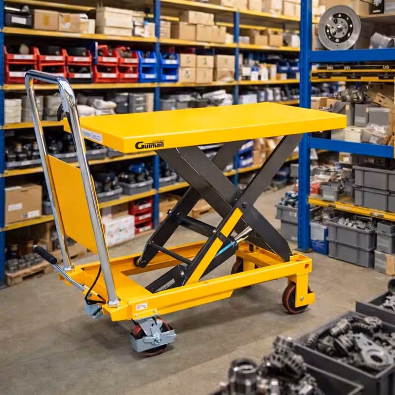 Jednoškarasti podizni hidraulični stol u skladištu