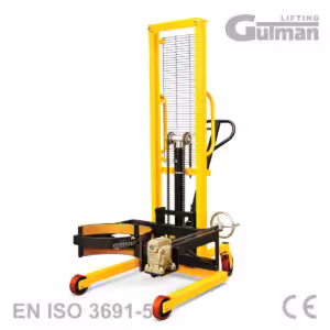 Gutman visokopodizni viličar za bačve s fiksiranjem pomoću lanca i kolom za rotaciju.