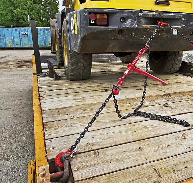 Anwendung des Zurrkettenspanners Ratschenlastenspanner 10mm am LKW beim Sichern einer schweren Maschine