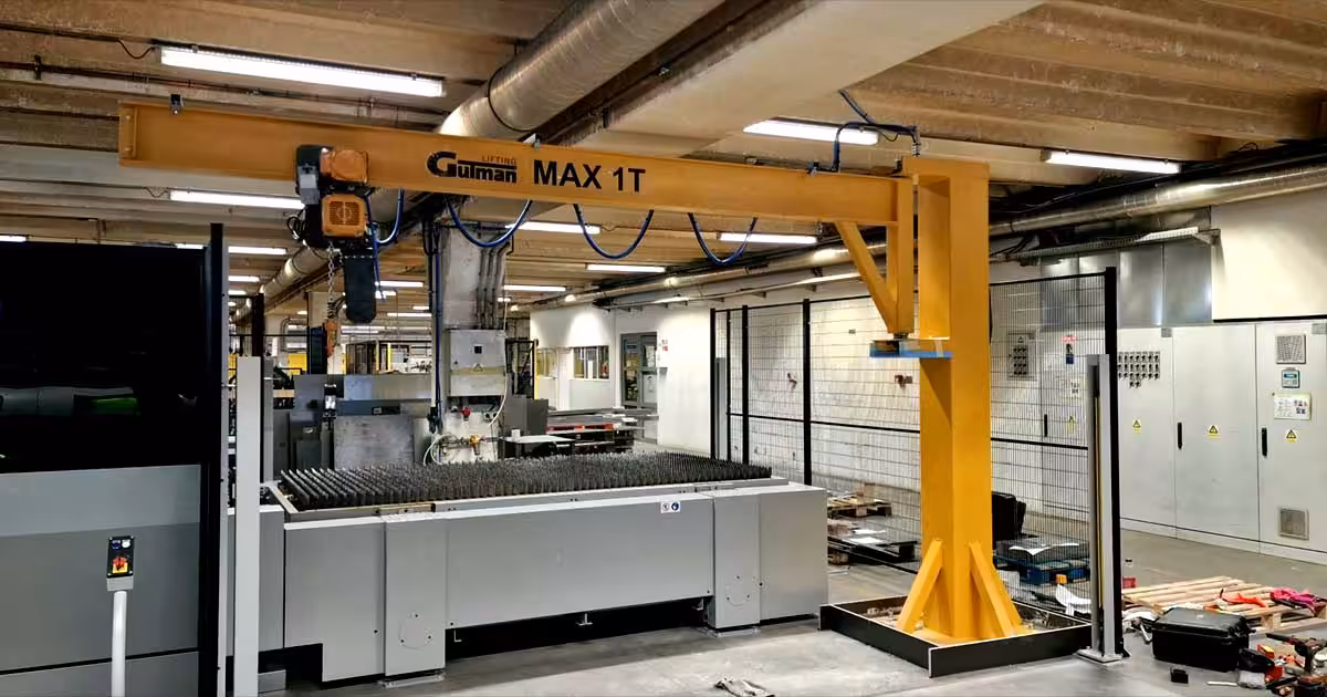 Stupna konzolna dizalica Gutman nosivosti 1 t u industrijskom pogonu